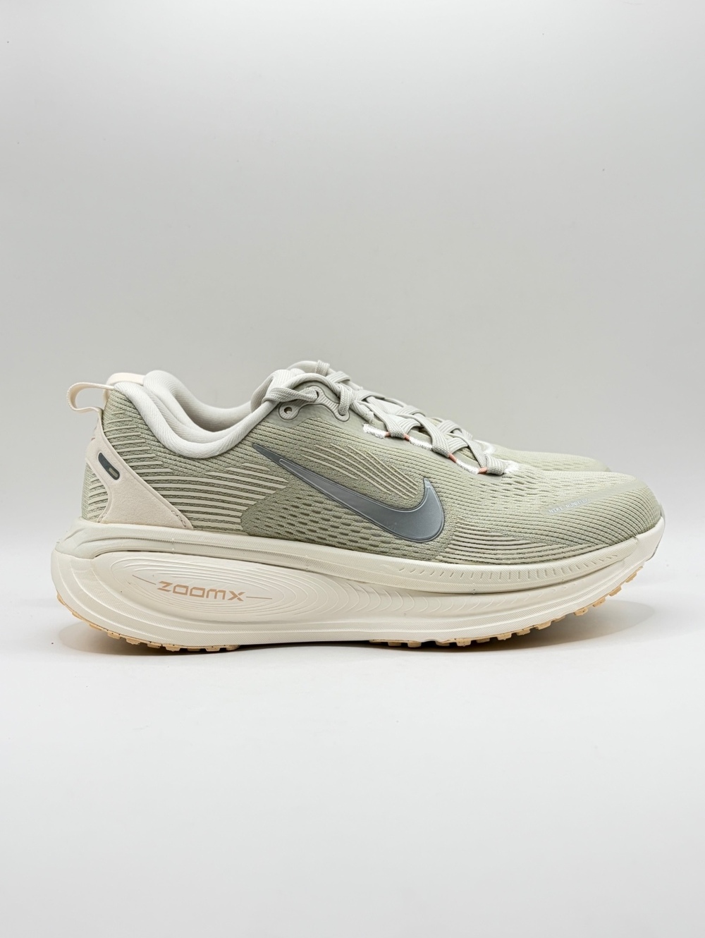Nike Vomero 18 Light Bone Metallic Silver Running Shoes 7.5 Womens